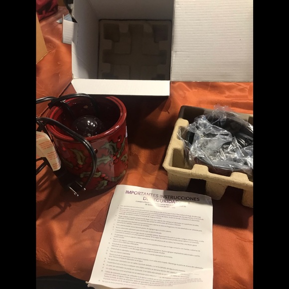 NWT Full size Scentsy Tart Warmer in a Christmas pattern. Box and bulb included. - Picture 3 of 12